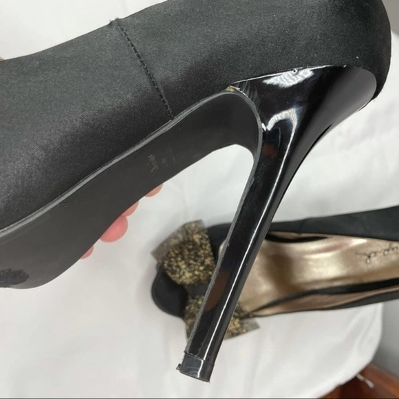 QUPID Black & Gold Bow Stiletto Peep Toe Heels - Picture 10 of 12